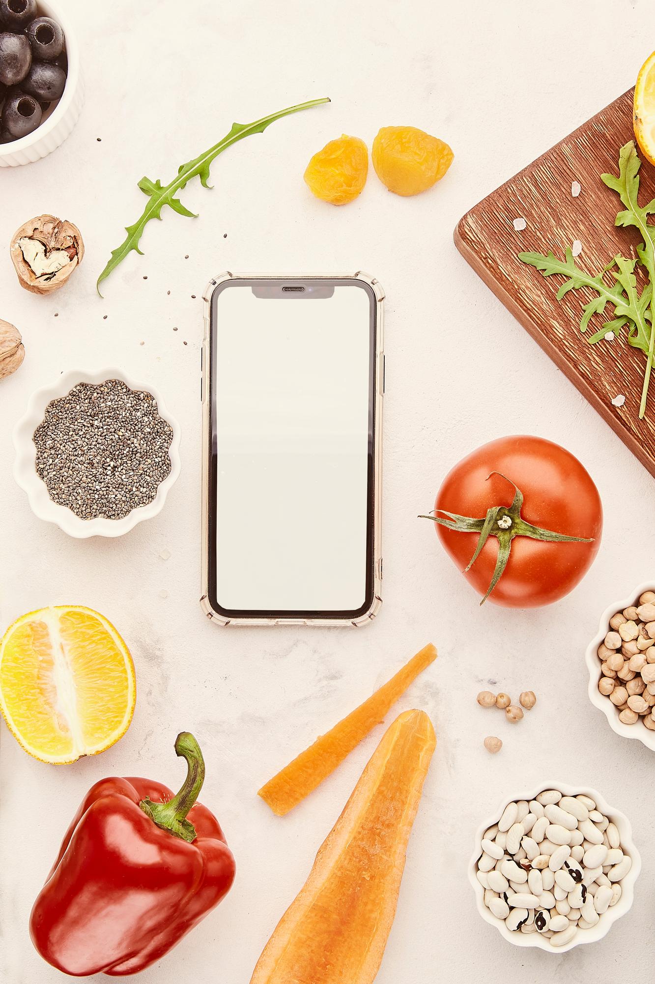 Mesa de trabajo con ingredientes frescos